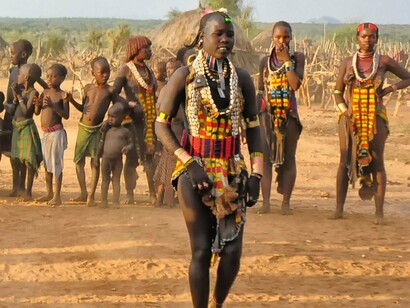 Jovens da tribo Hamar, na Etiópia. Foram quase três dias de viagem até Turmi. No caminho, sempre fui recebida por amigos de Asu, que me acolhiam generosamente, me orientavam sobre hotéis e me levavam às estações de ônibus no dia seguinte, tudo de graça, de bom coração. A hospitalidade local foi, sem dúvida, uma das maiores surpresas dessa jornada