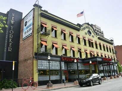 El papel que tiene en la mano hace que se sienta propietario de todo el inmueble y mueve cielo y tierra para que le paguen millones de dólares atrasados, según él, por lo que genera el céntrico edificio