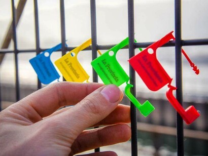 Candados de colores son las "armas" de quienes protestan por la valla del paseo