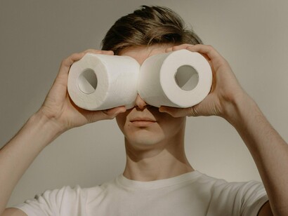 É nesse cenário que o meme ascende, ganhando o mesmo valor social de relevância de uma notícia com fontes checadas e apuradas. Quer uma prova cabal disso? Atualmente, parlamentares raramente vão ao plenário para debater ideias e defender pontos de vista com argumentos consistentes. Via de regra, os parlamentares com maior número de seguidores têm como único objetivo fazer cortes de vídeos para a "lacração", visando obter likes e engajamento