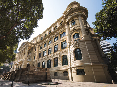 O prédio monumental da Biblioteca Nacional no Rio de Janeiro é um marco arquitetônico que reflete a importância da preservação da história brasileira