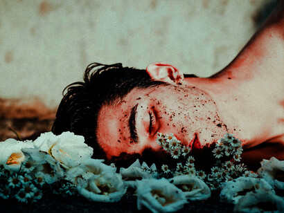 Distorsions et aliénations. On a des accès de panique parce que son mari est mort