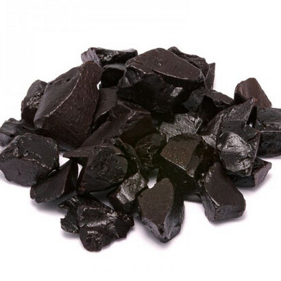 Il piede nudo sfiora il tappeto, in cerca di una morbidezza che oggi è mancata ovunque