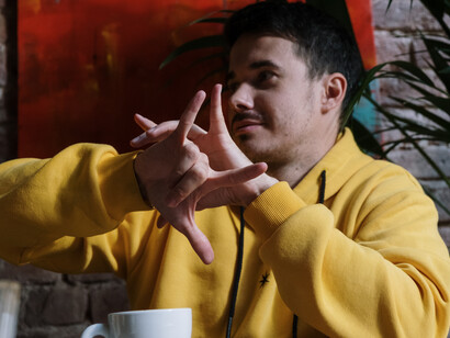 Aprender a Libras é abraçar uma perspectiva singular, uma forma de perceber o mundo que valoriza a expressão não apenas através do som