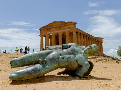 Aunque el concepto del transhumanismo es reciente, la idea de trascender las limitaciones humanas ha sido explorada en la cultura popular desde hace tiempo. El mito de Ícaro es un claro ejemplo