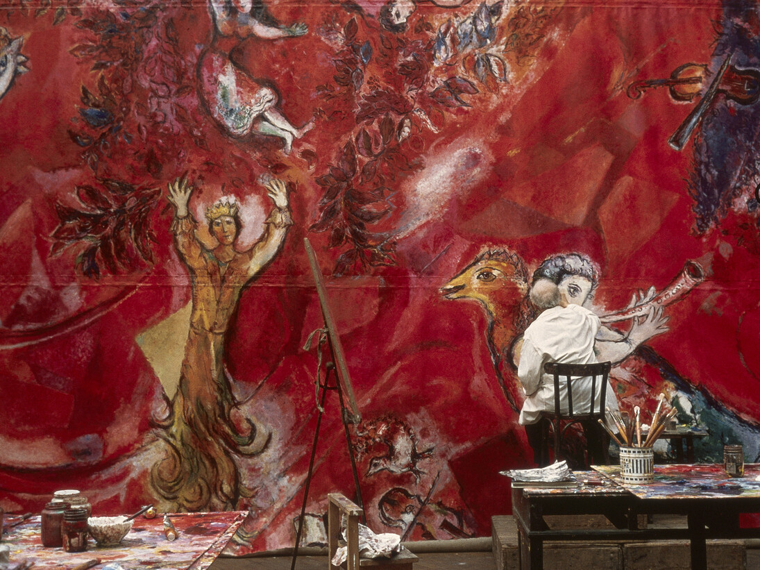 Marc Chagall working on the panels for New York’s Metropolitan Opera: The Triumph of Music, 1966. Paris, Atelier des Gobelins. © SODRAC & ADAGP 2016, Chagall ®.
Photo © Izis-Manuel Bidermanas