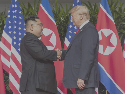 Präsident Trump und der Generalsekretär der Arbeiterpartei Koreas, Kim Jong Un, geben sich während eines Gipfeltreffens in Singapur am 12. Juni 2018 die Hand