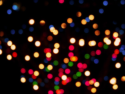 Luces multicolor a la distancia