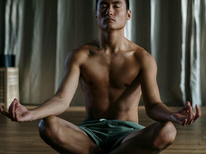 Homem medita. Ao combinar a introspecção do Naikan com o espaço acolhedor da meditação, o praticante pode lidar com emoções difíceis de forma mais equilibrada, transformando experiências passadas em aprendizado e crescimento pessoal