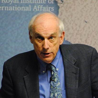 Robert Keohane und Joseph Nye haben gezeigt, dass Macht nicht nur militärisch wirkt, sondern auch über wirtschaftliche Verflechtung, Institutionen, Reputation, Normen und Soft Power. Bild: Robert Keohane im Chatham House, 2015