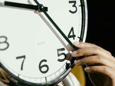 Certa vez, ainda quando morava no Rio de Janeiro, uma amiga me convidou para a sua festa de aniversário, informando que começaria às 20:00. Com muito esforço para não chegar dez ou quinze minutos antes do horário combinado (meu padrão), cheguei pontualmente às 20:00


