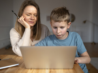 El uso excesivo de dispositivos digitales en la infancia puede tener consecuencias en el desarrollo físico y mental, como la reducción de la actividad física y el sueño