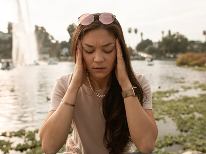 Ragazza in uno spazio esterno: se ci pensate con un mal di testa, una nevralgia, un’emicrania si tende ad avere il pensiero offuscato