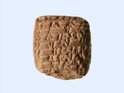 Piccola tavoletta di argilla con scrittura cuneiforme su entrambi i lati (in lingua accadica), risalente al primo periodo babilonese antico. Riporta un resoconto dei lavori, con riferimento specifico al numero di mattoni trasportati dagli operai, 2000 a. C.