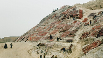 Alfombras lavadas y extendidas para secar. 1960.Cheshmeh-Ali (Manantial de Ali) es un antiguo lugar recreativo, ubicado al sur de Teherán y al norte de Rey en Irán