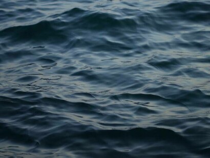 Le onde increspate del mare in ombra