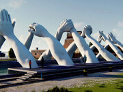 Túnel de mãos na Bienal de Arte de Veneza (2019), por Lorenzo Quinn