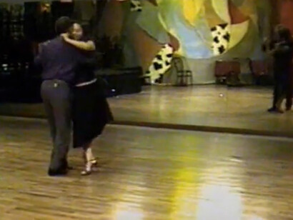 Me refiero a aquellos que eligen el tango bailado porque es una de las expresiones estéticas más bellas y entrañables que se conocen. María Plazaola y Eduardo El Nene Masci. Tango milonguero, 2003, El Beso, Buenos Aires, Argentina