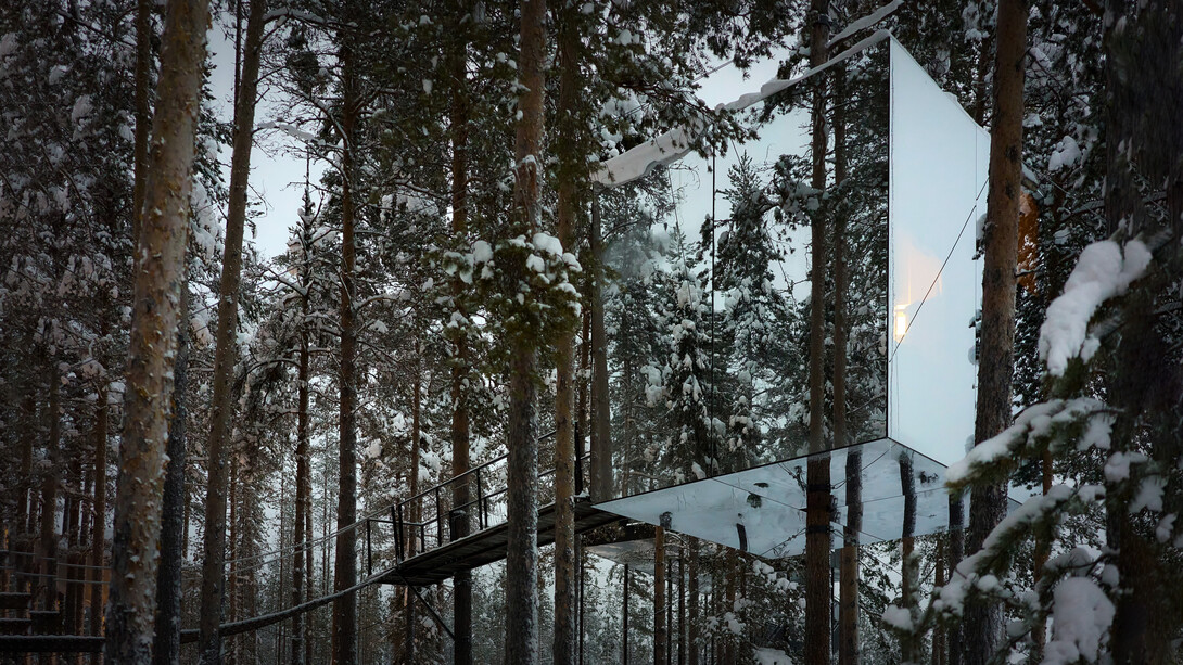 La habitación Mirrorcube (Cubo de espejo) del Treehotel ubicado en Harads (Suecia), es un cubo de espejo en el que se refleja tanto el cielo como todo el bosque, este último se aprecia en una visión 360 gracias a sus ventanas