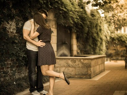 Pareja de enamorados en el parque