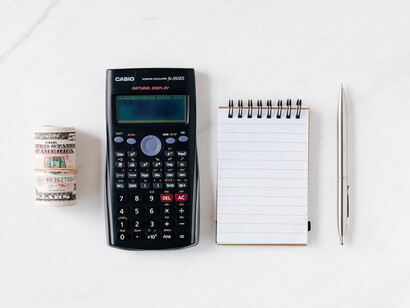 Dinheiro em espécie, calculadora, caneta e papel forma substituídos por recursos eletrônicos