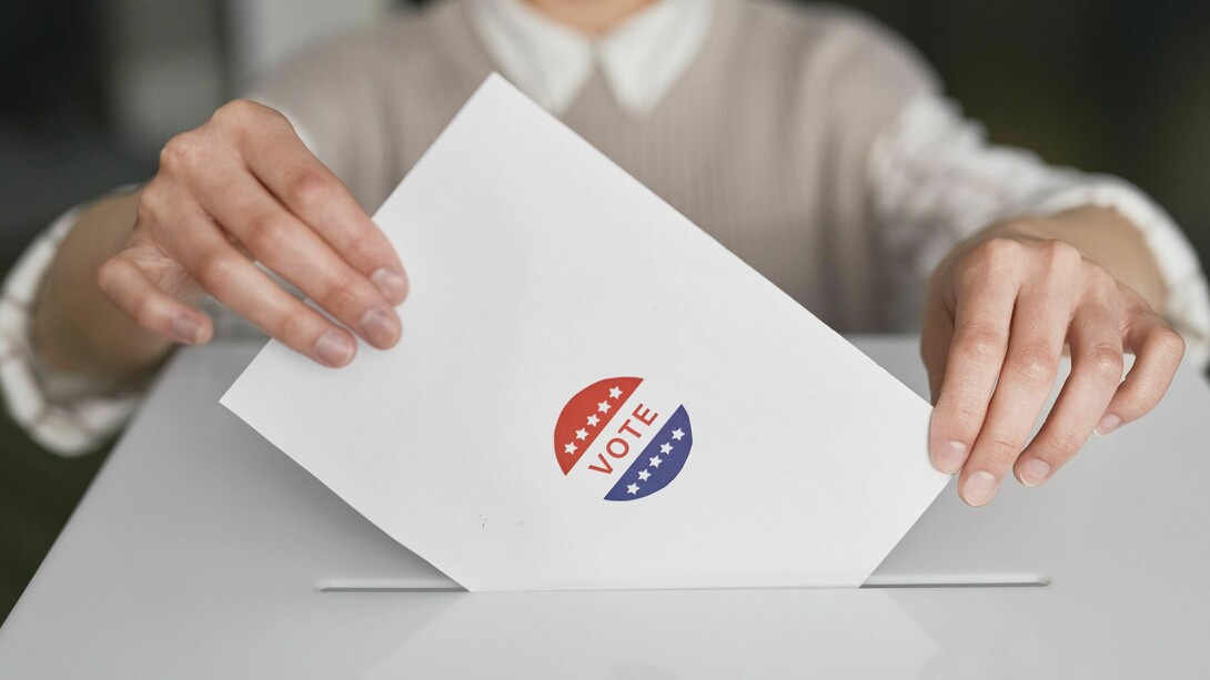 Donald Trump prometió entregar un cheque de 5000 dólares a los votantes adultos si retiene el control del Congreso