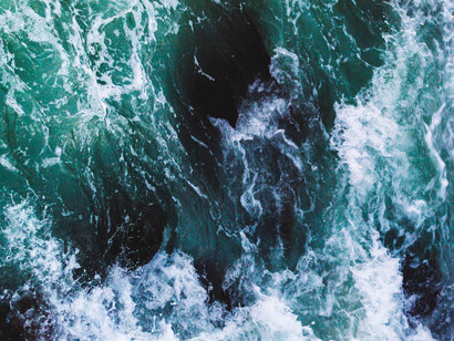 Contemplare l’acqua è scorrere, dissolversi, morire