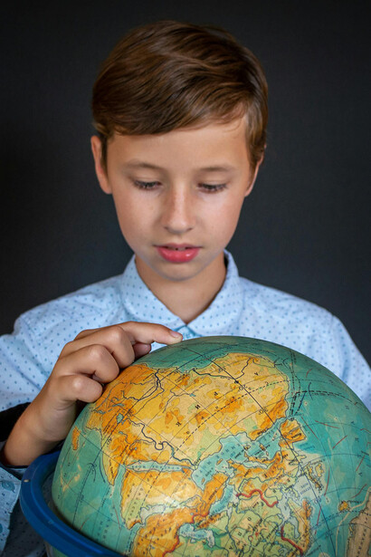 Reflita o poder da formação continuada na educação! Este estudante mostra como a busca pelo conhecimento vai além das fronteiras, preparando-se para um mundo em constante evolução