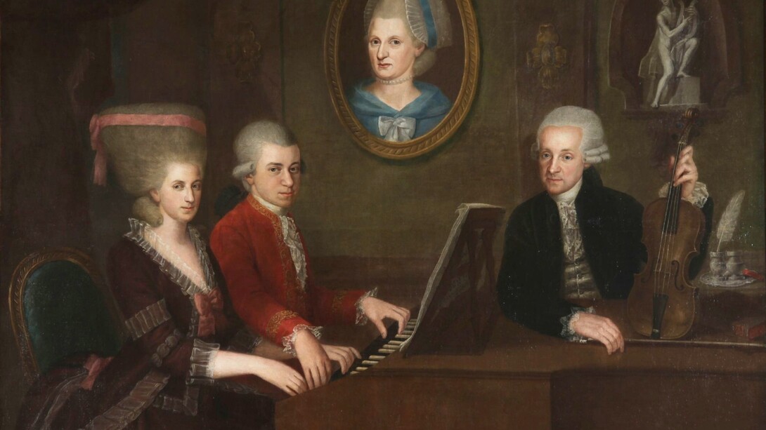 Retrato de la familia Mozart (1780), por Johann Nepomuk della Croce. De izquierda a derecha, Nannerl, Wolfgang y Leopold. El retrato de la pared es de Anna Maria, la madre de Mozart, que falleció en 1778