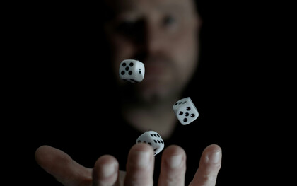 Propulsés dans les airs, les dés figent l’instant où tout peut basculer. Cette image du hasard, incertitude opérationnelle, s'applique-t-elle aux  équilibres qui façonnent notre monde ?