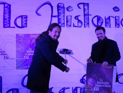 Los líderes de Unidas Podemos pegando sus carteles electorales al inicio de la campaña