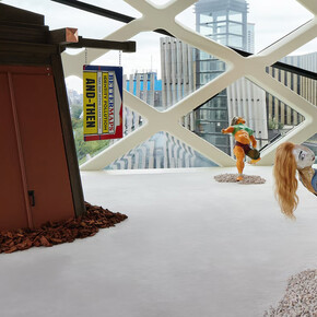 Lizzie Fitch e Ryan Trecartin, It waives back, vista della mostra. Per gentile concessione della Fondazione Prada