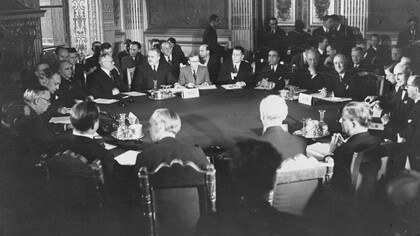 La conférence des Quatre à Paris (1946) réunit les puissances victorieuses de la Seconde Guerre mondiale au moment où se dessinent les nouveaux équilibres, les frontières et les rapports de force qui structureront l’ordre international de l’après-guerre
