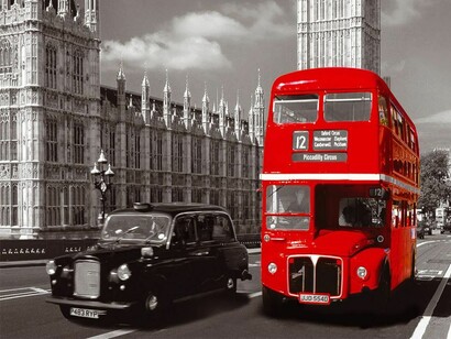 Londres. Autobús y taxi típicos de la capital británica