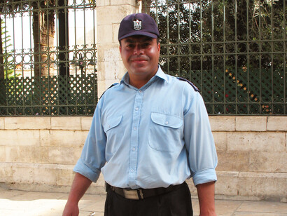 Si bien la implementación de este modelo requiere un alto grado de compromiso , su enfoque en la paz y el desarrollo ofrece una perspectiva alentadora 