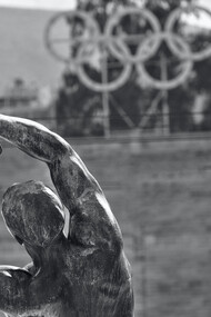 Les Jeux Olympiques. Lorsqu'on compare les Jeux Olympiques de Paris en 1924 à ceux prévus en 2024 dans la même ville, les différences sont frappantes et témoignent de l'évolution du mouvement olympique au fil du temps
