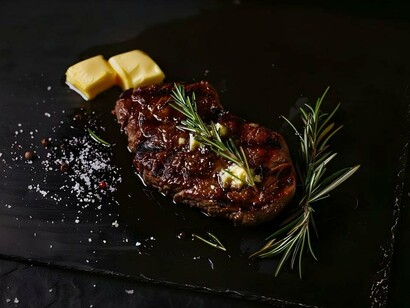 Oggi nella maggioranza dei casi seguire una dieta mediterranea permette di avere un equilibrato apporto di proteine, raramente inferiore ai valori consigliati