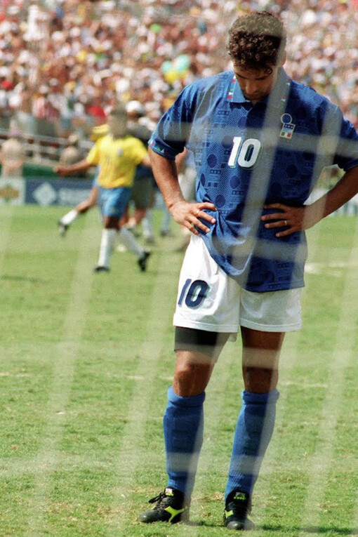 Roberto Baggio immortalato dopo aver sbagliato il rigore al campionato del mondo di calcio, 1994