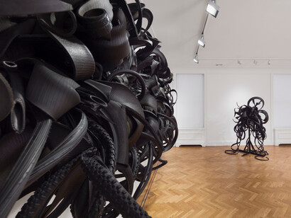 Chakaia Booker, Empty seat, exhibition view. Courtesy of David Nolan Gallery 