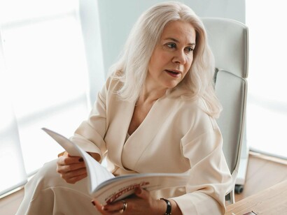 Professora de inglês. O mais importante não é falar como um nativo, mas sim se comunicar com clareza e confiança. Isso significa estar preparado para lidar com reuniões, negociações e interações no dia a dia de forma clara