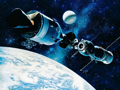 Illustrazione artistica di una navicella Apollo americana che si incontra con una navicella Soyuz sovietica in orbita terrestre. Le due navicelle sono in procinto di agganciarsi