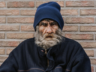 El Maratón apoya a los movimientos sociales y las iniciativas locales —reforzadas por la participación de academias de sociologos— organizando diálogos entre defensores de los derechos humanos y comunidades comprometidas de distintos continentes. Desalojo: ser humano contra un muro