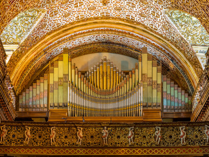 Construida con el uso de la mano de obra esclava extraída en un saqueo humano legitimado por el ejercido del poder colonial. Iglesia de La Compañía de Jesus, 2015, Quito, Ecuador
