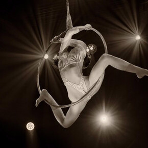 Amy Arbus, Arms crossed, 2024. Courtesy of the Schoolhouse Gallery