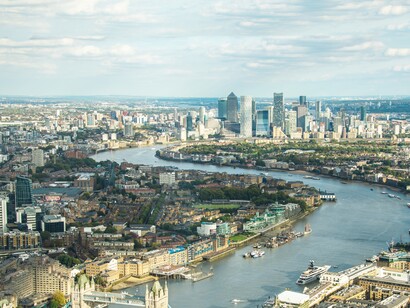 Lo storico Niall Ferguson ha individuato alcuni fattori chiave che hanno favorito l’ascesa dell’Occidente: competizione politica, scienza, stato di diritto, medicina, consumismo ed etica del lavoro. Londra, Regno Unito