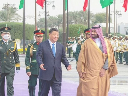El presidente chino, Xi Jinping (izquierda), es recibido por el príncipe heredero de Arabia Saudita, Mohammed bin Salman Al Saud (derecha), en el Palacio de Yamamah en Riyadh, Arabia Saudita, el 8 de diciembre de 2022