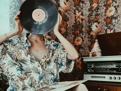 Durante os anos 1960 e 1970, o vinil atingiu seu apogeu. Artistas icônicos, como The Beatles, The Rolling Stones, Pink Floyd e David Bowie, lançaram álbuns clássicos que se tornaram imortalizados nesse formato
