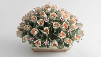 Cesto di piccole rose in porcellana di Capodimonte