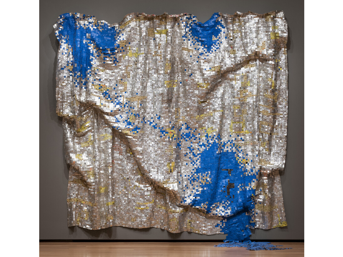 El Anatsui, Ink Splash, 2010, aluminum and copper wire, 119 x 124 inches, installation at the Akron Art Museum. Collection of Jennifer and John Eagle. Photo by Andrew McAllister, courtesy of the Akron Art Museum.