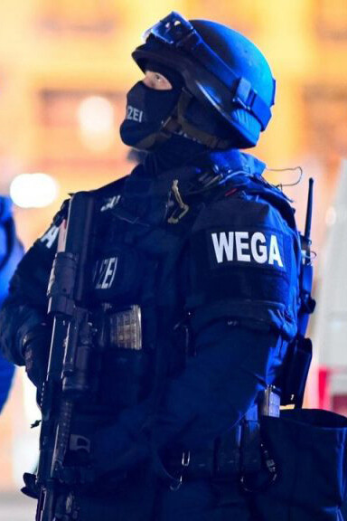 Poliziotto vestito da Robocop 